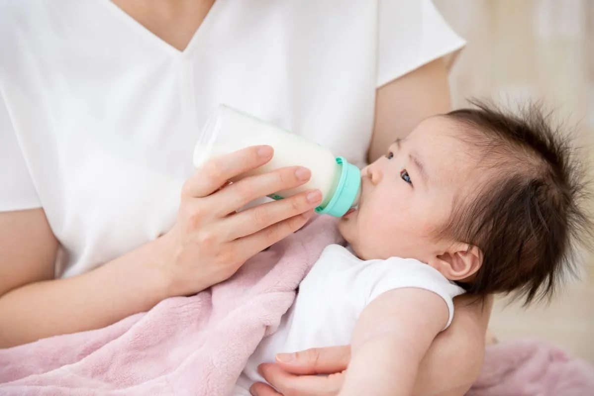 フォローアップミルクの必要性は？1歳からの卒乳など育児の悩みを徹底解説
